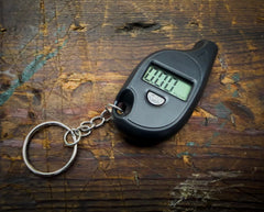 Manometru digital pentru presiunea anvelopelor cu breloc