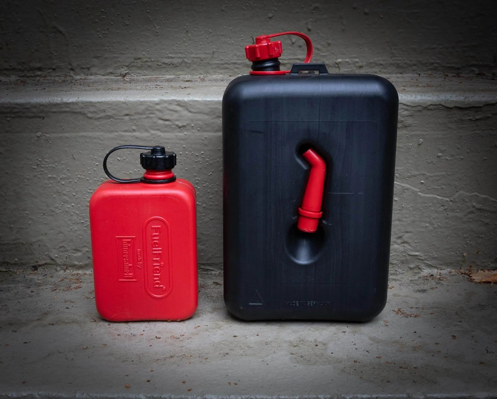 FuelFriend®-PLUS 1.0 liter - small Petrol Can Mini Reserve Canister -  perfect for motorcycles, cars and more : : Automotive